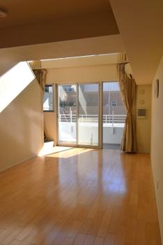 約2.2ｍのハイサッシにより、明るさと解放感の感じられるリビングダイニング