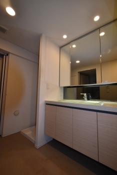 裏側収納付き三面鏡を採用した洗面室