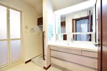 ２Ｆ　３面鏡裏収納付きの洗面化粧台（ＣＧで作成したリフォームイメージです）