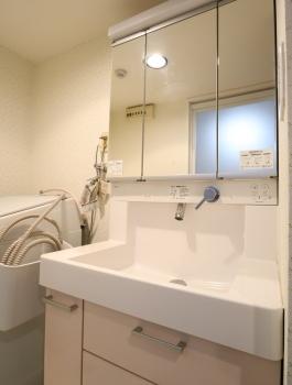 身だしなみを整えやすい、三面鏡付き洗面化粧台です。