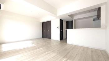 南向きのリビングダイニング。陽光が差し込む、明るい空間です。