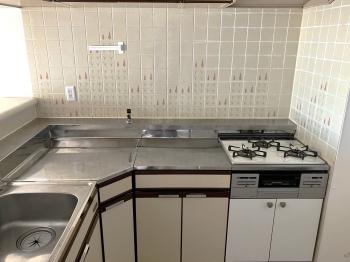 料理をしながら会話を楽しめる対面式キッチン