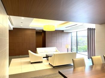 居住者様のくつろぎの空間　ライブラリーサロンとガーデンラウンジ