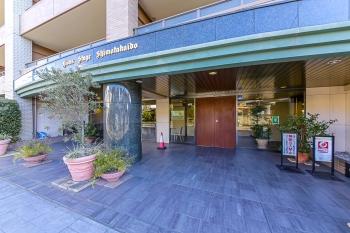 不審者や勧誘員などが建物内に立ち入るのを防いでくれるオートロック付き。