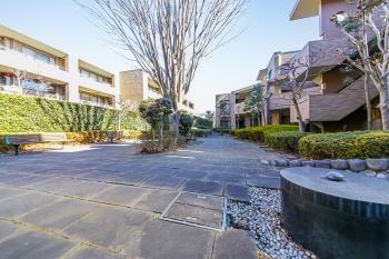 敷地内には緑のある中庭があり、お子様がのびのびと遊びまわることができます。