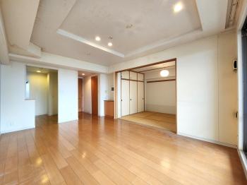 クロス張替前のリビングダイニング