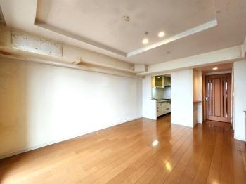 クロス張替前のリビングダイニング