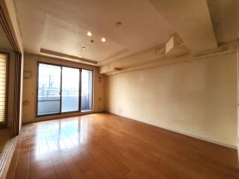 クロス張替前のリビングダイニング