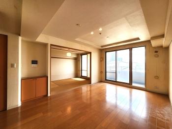 クロス張替前のリビングダイニング