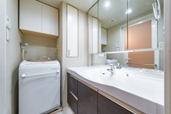 朝の身支度に便利な三面鏡付き洗面化粧台