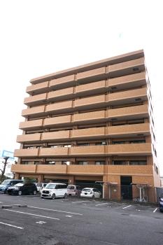 重厚感ある赤レンガ調タイル張りの外観