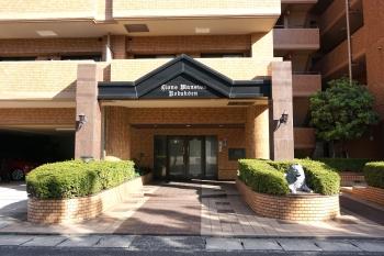 ライオンの像が出迎えてくれるメイン玄関