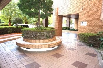 ひと息つける中庭のあるエントランス