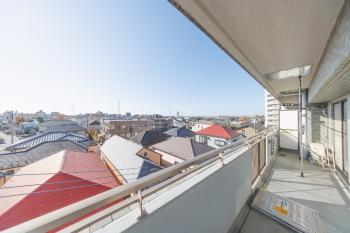 L字型バルコニー（写真は南西側、眺望は永続的に保証されるものではありません）