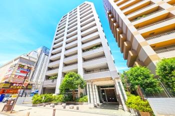 駅から平坦な道のり徒歩4分、ポレポレ通り沿いに立地するマンションです。