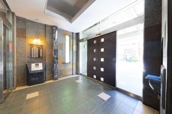 来訪者を事前に確認できるTVモニター付オートロックシステム。