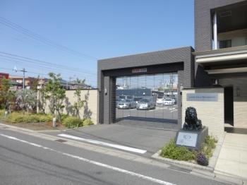 シャッターゲートのある駐車場