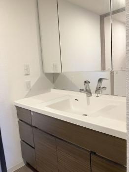 三面鏡洗面化粧台・ヘルスメーター置き場有（CGで作成したリフォームイメージです）