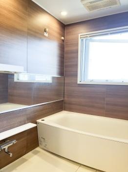 浴室は窓付で浴室換気乾燥機もございます（CGで作成したリフォームイメージです）