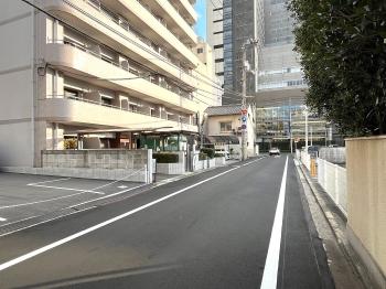 マンションの前面道路です。