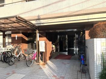 マンション内へと続くエントランスです。