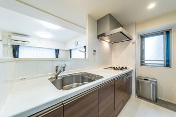 窓付きのキッチン