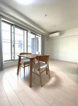 リビングダイニング14.2帖　2.2ｍハイサッシにて開放感があるお部屋