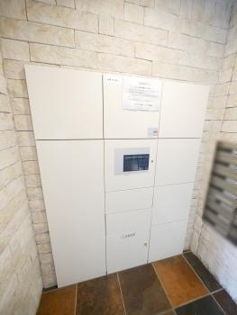 共用部に宅配ボックスがあるため、不在時にも荷物の受け取りが可能です。