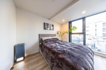 南西側に窓のある約７帖の洋室