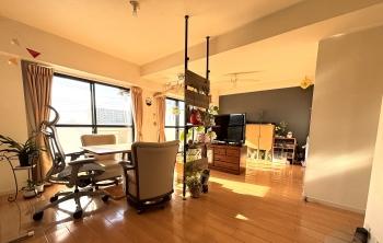 南西向きで明るいリビング