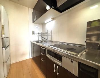 オール電化マンションのため、IHコンロのキッチン