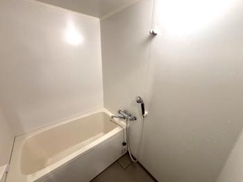 白を基調とした癒しの空間の浴室