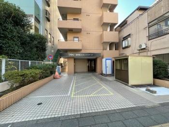 タイル張りのマンション外観（正面から撮影）