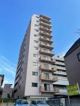 タイル張りのマンション外観（南西側から撮影）