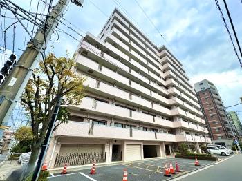 総タイル張りで落ち着いた雰囲気の外観