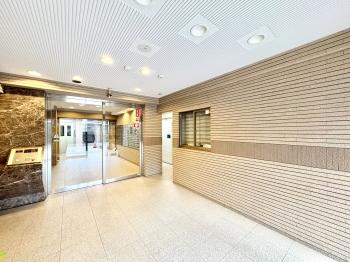 風除室にはオートロックシステムを採用