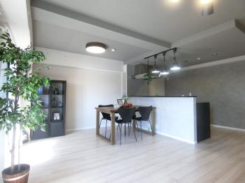 陽光が差し込む明るい空間。ご家族皆様でゆったりとお寛ぎいただけます。