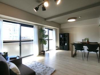 陽光が差し込む明るい空間。ご家族皆様でゆったりとお寛ぎいただけます。