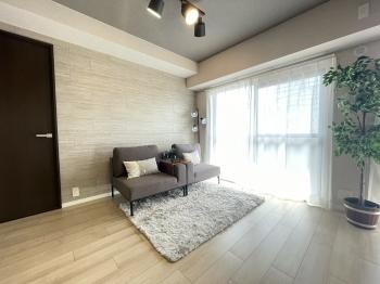 陽光が差し込む明るい空間。ご家族皆様でゆったりとお寛ぎいただけます。