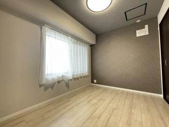 約4.9帖の洋室。収納が備わっています。