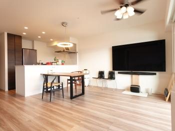 さわやかな陽光が入るリビングダイニングキッチン　約１４．２帖