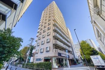 ５駅複数沿線利用可能な利便性の高い立地に佇むタイル張りのマンション