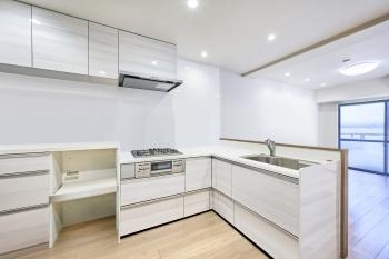 作業動線がスムーズなL字型キッチン／ＣＧで作成したリフォームイメージです