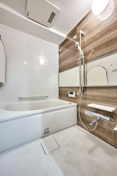 お洗濯に便利な浴室乾燥機が設置されている浴室