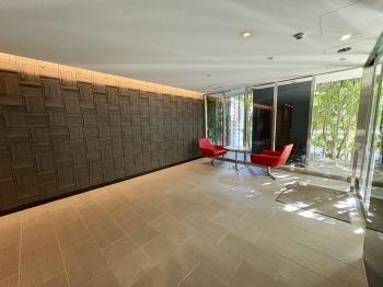 落ち着きとデザイン性を兼ね備えたロビー