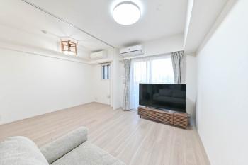 南東向きのリビング・ダイニングと洋室1