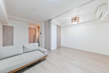 稼働間仕切りのある約4.0帖の洋室1とリビング・ダイニング