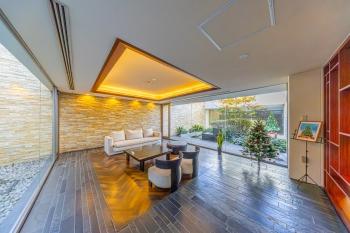 植栽が彩る暖かみのあるロビー