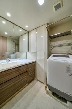 三面鏡裏収納付きの洗面化粧台