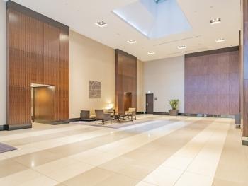 2層吹抜の開放感あるロビー